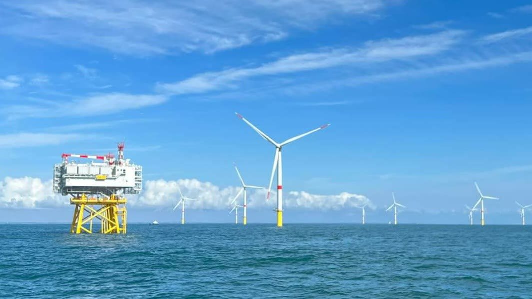 Le parc éolien en mer de Saint-Nazaire : la sous-station électrique et les éoliennes au large